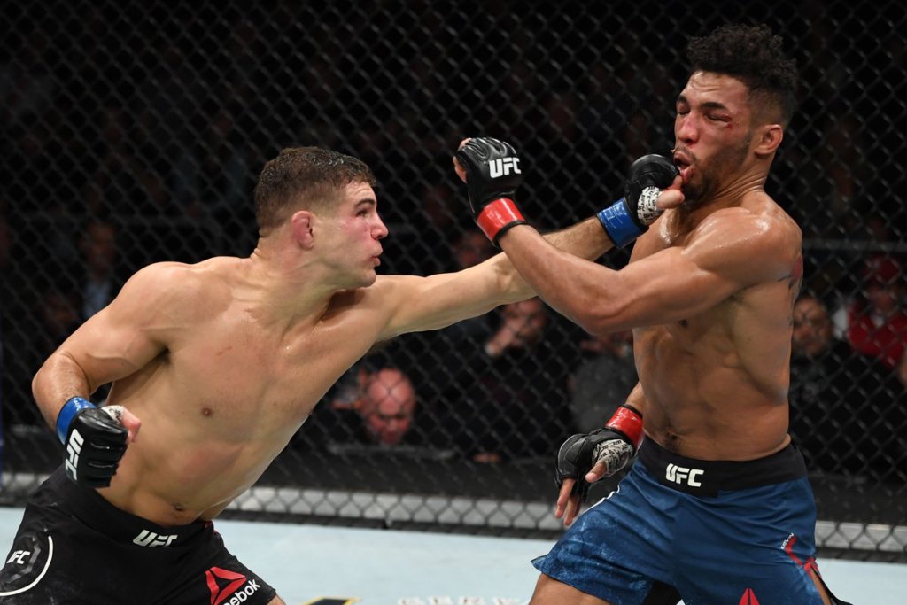 Al Iaquinta tags Kevin Lee with a left hand